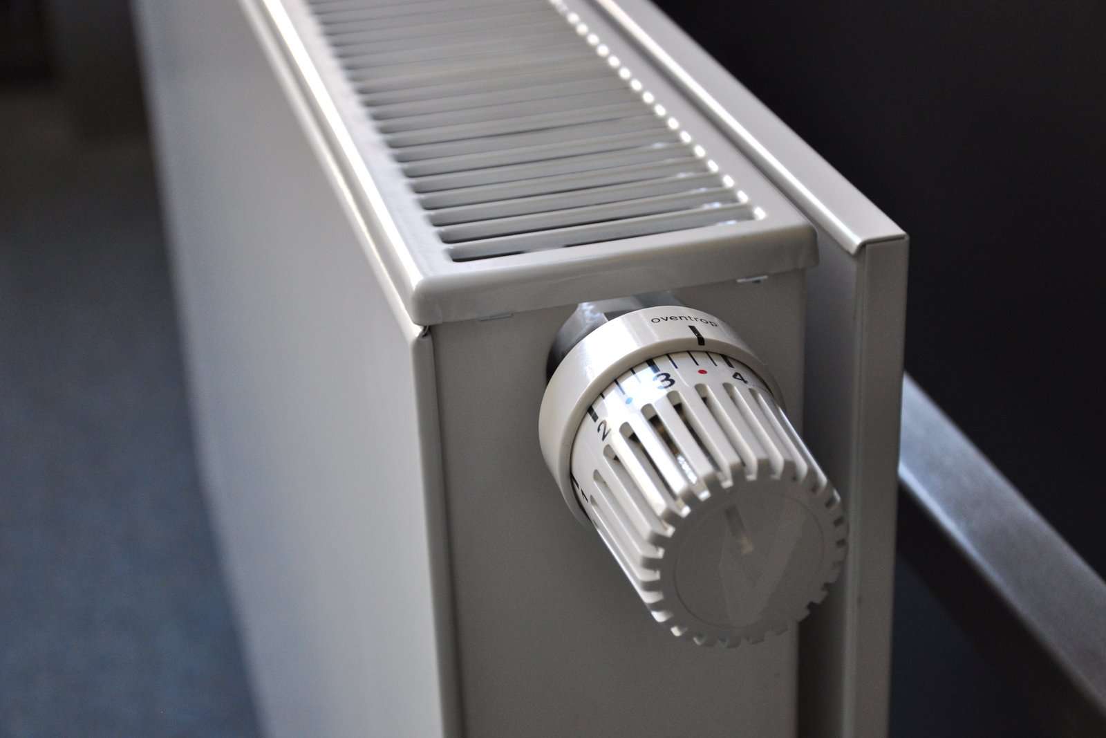 Radiateur à panneau avec tête thermostatique, émetteur adapté à une eau de chauffage basse température